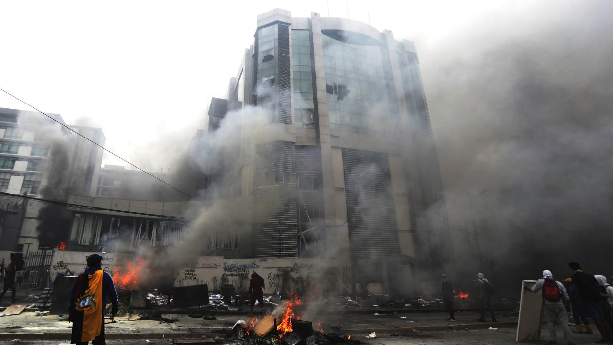 Manifestantes incendian el TSE en Bolivia por fraude electoral manifestantes-incendian-el-tse-en-bolivia-por-fraude-electoral